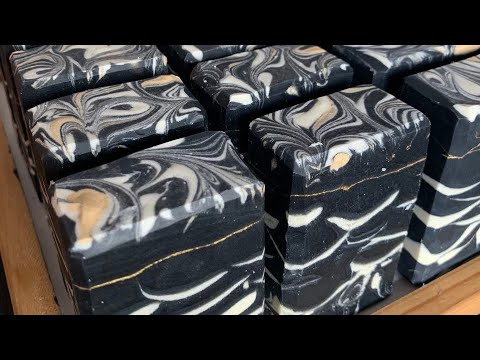 Видео: Мыло с нуля «Активированный уголь и глина». Холодный способ. Activated charcoal and clay soap.