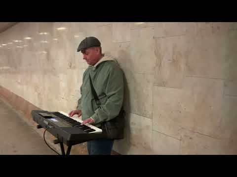 Видео: Белые розы в московском переходе. Парк Победы