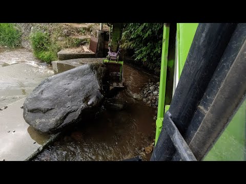 Видео: Удаление наносов, отложившихся на водозаборных воротах реки.