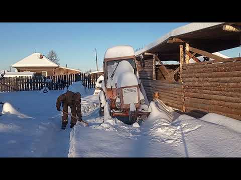 Видео: Трактор Т-25 вызволение из снежного плена.