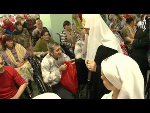 Видео: Патриарх Кирилл посетил больницу для бездомных