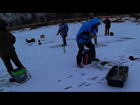 Видео: ПЕРВЫЙ ЛЁД! ЗАШЛИ НА ЛЬДИНУ и ПОПАЛИ на ЖОР! Зимняя рыбалка по первому льду!