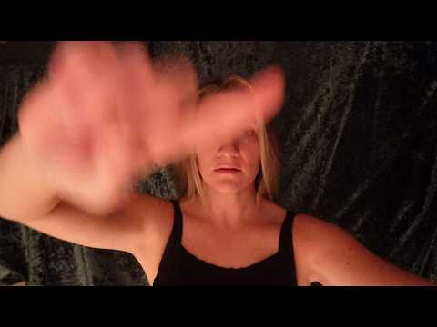 Видео: ASMR POV | Массаж головы, шеи и плеч для облегчения головной боли (тихий голос)