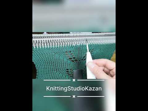 Видео: Ажурный рисунок на вязальной машине по схеме для ручного вязания