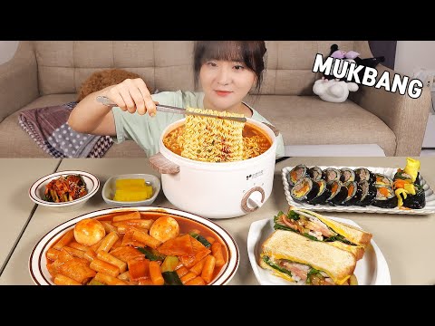 Видео: Готовим Мукбанг :) Кимбап из тунца, тосты, токбокки, острый рамен.