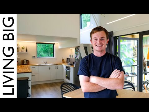 Видео: Крошечный дом для ВЕЛИКАНОВ — даже я могу стоять в полный рост на этом чердаке!