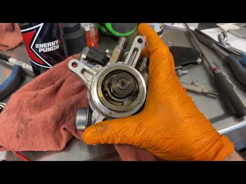 Видео: Замена топливного насоса высокого давления Porsche V8, 4,8 л P1026 P1021