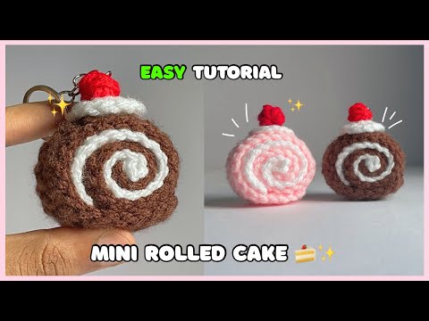 Видео: Мастер-класс по вязанию крючком мини-рулета 🎂 | Простой брелок для начинающих