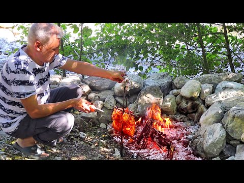 Видео: Удивительная целая курица с соусом, приготовленная на костре | Первобытная кулинария