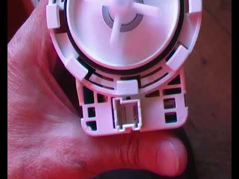 Видео: Замена сливного насоса на стиральной машине BEKO WKL 13560 K