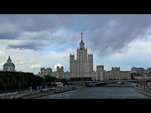 Видео: Прогулка по Москве:  Зарядье, высотка и сердитое небо (с субтитрами)