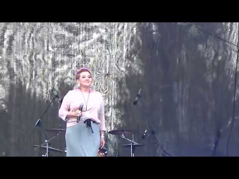 Видео: Ольга ЧЕРНИЧЕНКО с песней Льётся музыка на празднике Гомеля у Ледового Дворца 13.09.2025. 
