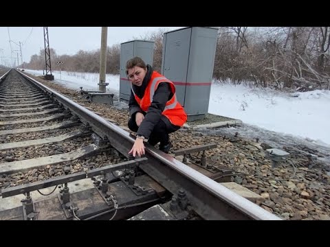 Видео: Порядок действий локомотивной бригады при срабатывании УКСПС или повреждении планки нижнего габарита