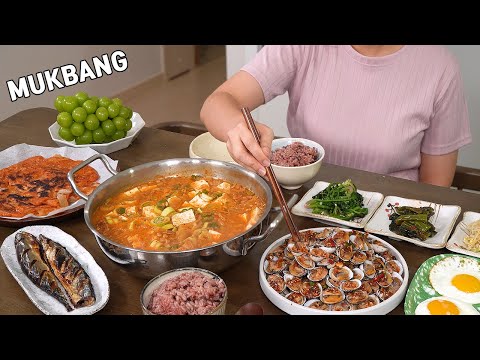 Видео: МУКБАНГ :) приправленный моллюск, тушеное мясо чхонгукчан, блинчик с кимчи, сайра на гриле.