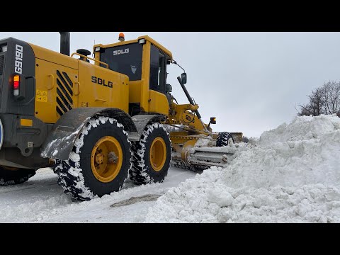 Видео: Уборка снега на Автогрейдере. Месячная норма осадков!