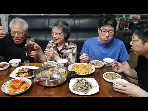 Видео: Тушеное мясо с грибами мукбанг, тушеные вешенки, блинчики с грибами эноки, жареный гриб перилла