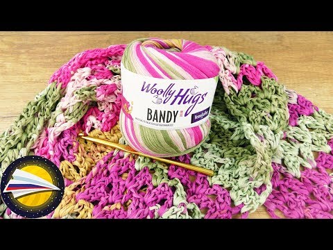 Видео: Шаль крючком из пряжи с градиентом | Простые и быстрые идеи для вязания шарфов