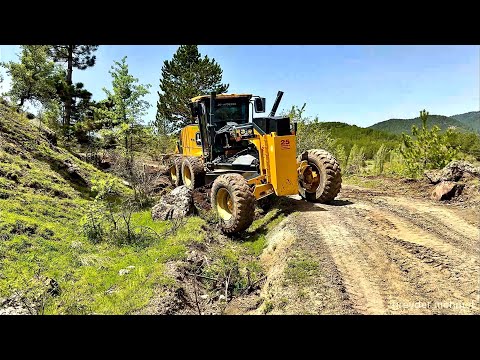 Видео: Как грейдер Deere 670 преодолевает каменистые блоки в зеленой зоне #бульдозер #гусеница #трактор
