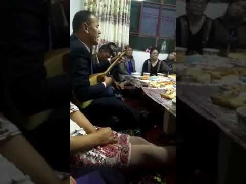 Видео: "Қайран  анам " нақышына кельтіріп орындапты