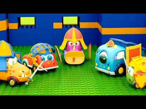 Видео: 🚗 Машинки Мокас – 🛡️ Настоящие рыцари ⚔️ – Сборник | Добрый мультик для малышей про машинки