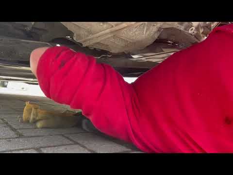 Видео: Как заменить масло и фильтр в автомобиле Smart (453) Fortwo или Fourfour