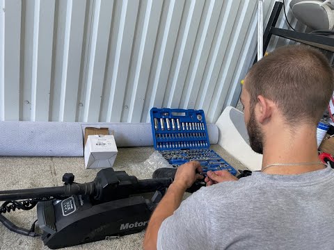 Видео: Обслуживание MOTORGUIDE Xi3 - проверка на щеток на выработку и замена уплотнителей