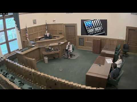 Видео: Обвиняемый оскорбляет судью во время беспорядков в зале суда!