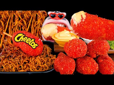 Видео: Лапша с черными бобами и куриное поедание Cheetos | ASMR-мукбанг от REALMOUTH