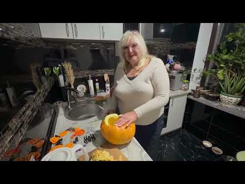 Видео: Тыквенное волшебство: вырезаю страшную красавицу!🎃