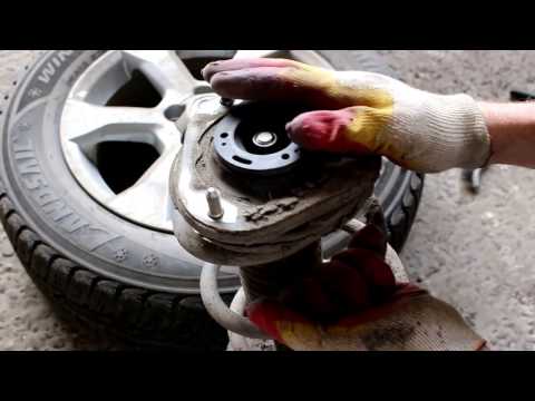 Видео: Toyota RAV4 Тойота РАВ4 2011 года Замена подшипника опоры передней стойки