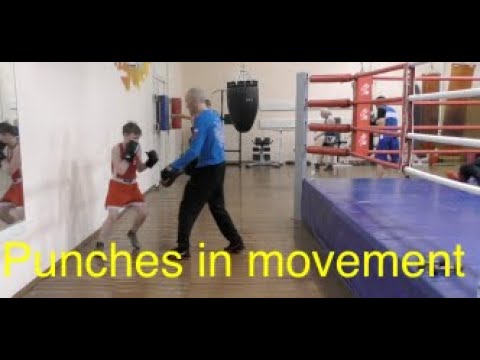 Видео: Бокс: юный боксер учится бить в маятнике