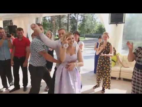 Видео: Самый веселый свидетель на свадьбе