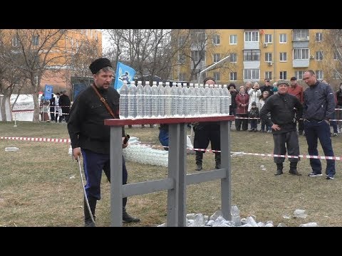 Видео: Рубка шашкой бутылок - лучшие моменты мастерства!