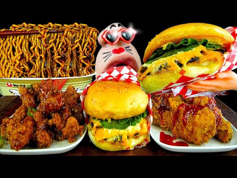 Видео: ASMR MUKBANG :) Бургер с чесноком, курицей, сыром и черной фасолью с лапшой.