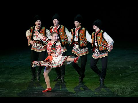 Видео: Молдавский танец "Ляна", Анс. "Ритмы детства". Moldovan dance "Lyana", Ens. "Rhythms of childhood".