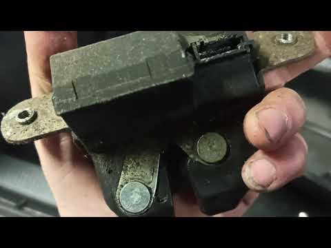 Видео: Fiat Grande Punto не горит подсветка багажника, решение проблемы