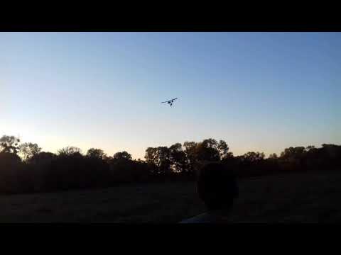 Видео: Отпало колесо посадка на одно колесо. Посадил ру авиамодель с двигателем от тримера.