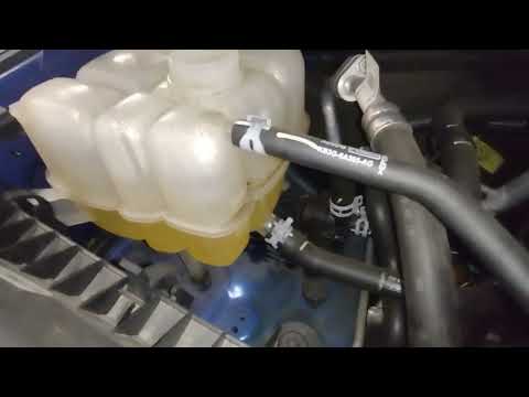 Видео: Слив и залив охлаждающей жидкости Ford Ranger