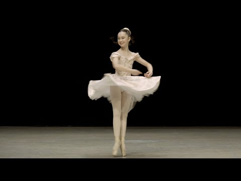 Видео: Вариация девочки с косичками из балета "Выпускной бал"