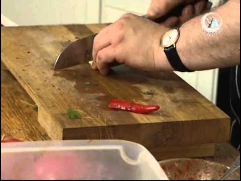 Видео: Мужская Еда - 2.9 - Цыпленок гриль и салат Капрезе