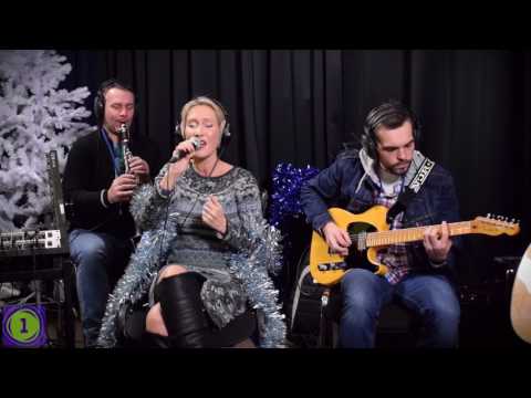 Видео: Ирина Богушевская - ОБНИМАЯ ВЕТЕР - концерт на Радио 1