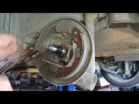Видео: SUZUKI SWIFT 2007 - КАК ЗАМЕНИТЬ ЗАДНЮЮ ТОРМОЗНУЮ КОЛОДКУ