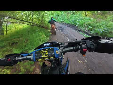 Видео: Эндуро в лесу. Roliz \ Apolo. Чуть не столкнулся в лоб.