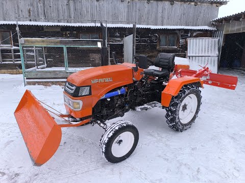Видео: Уборка снега минитрактором