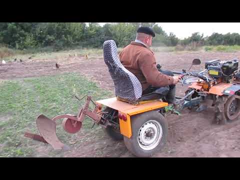 Видео: Вспашка огорода мотоблоком Карвер.