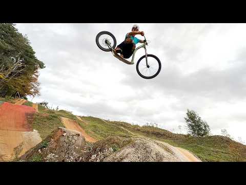 Видео: КАТАЮСЬ НА МОЕМ СКУТЕРЕ ПО САМЫМ БОЛЬШИМ ТРАМПАМ В БАЙПАРКЕ!