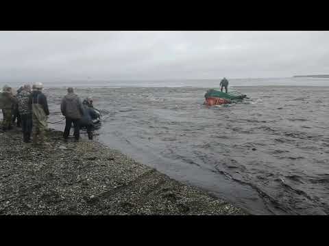 Видео: Камаз утонул на реке Утка