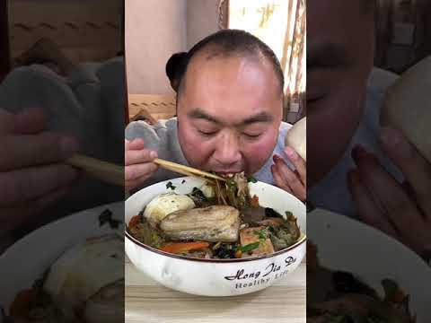 Видео: На самом деле, еда этого парня показалась мне слишком ужасным испытанием.  19