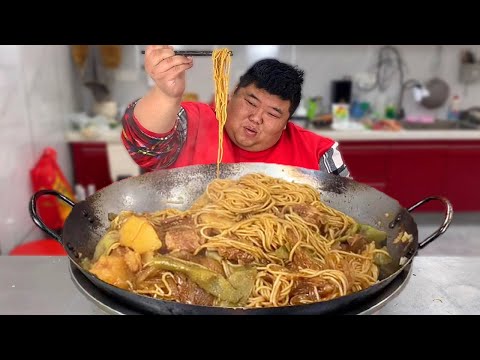 Видео: Брат Обезьяна готовит тушеную лапшу из свиных ребрышек с чесноком, это так здорово!