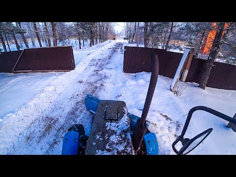Видео: Чистим снег на тракторе МТЗ-82.1.